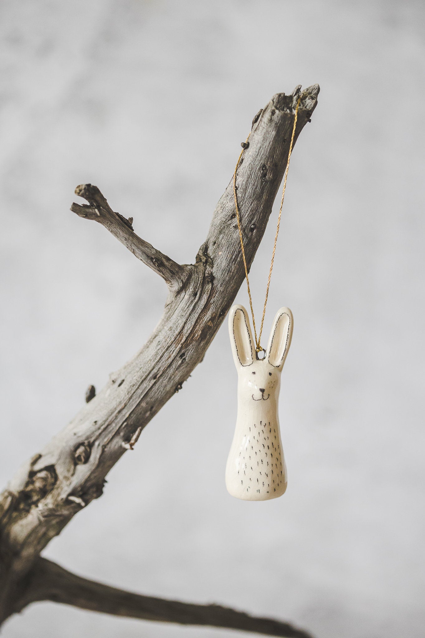Keraminė miško kiškio Kalėdų eglutės puošmena - Rankomis tapyta laukinio kiškio skulptūra Kalėdų papuošalas