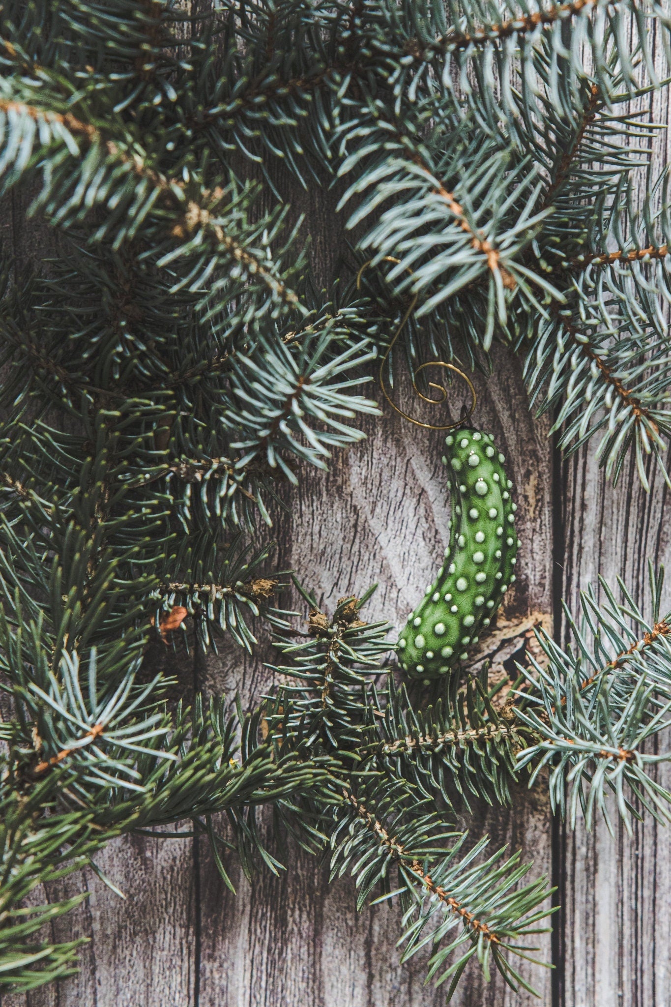Keraminis eglutės marinato papuošalas - Keramikos žalias agurkas Kalėdų puošmena - vokiška marinuota kalėdinė dovana