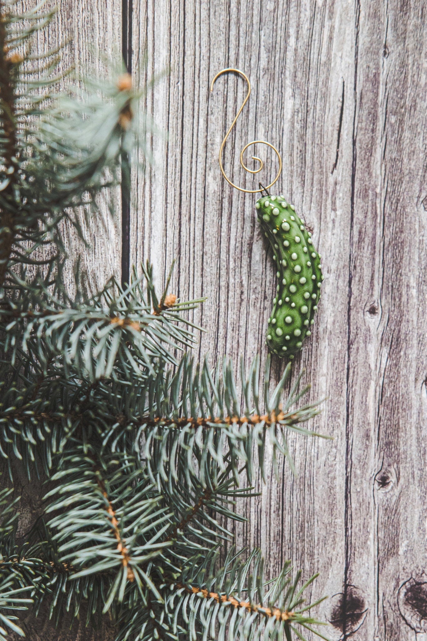 Keraminis eglutės marinato papuošalas - Keramikos žalias agurkas Kalėdų puošmena - vokiška marinuota kalėdinė dovana