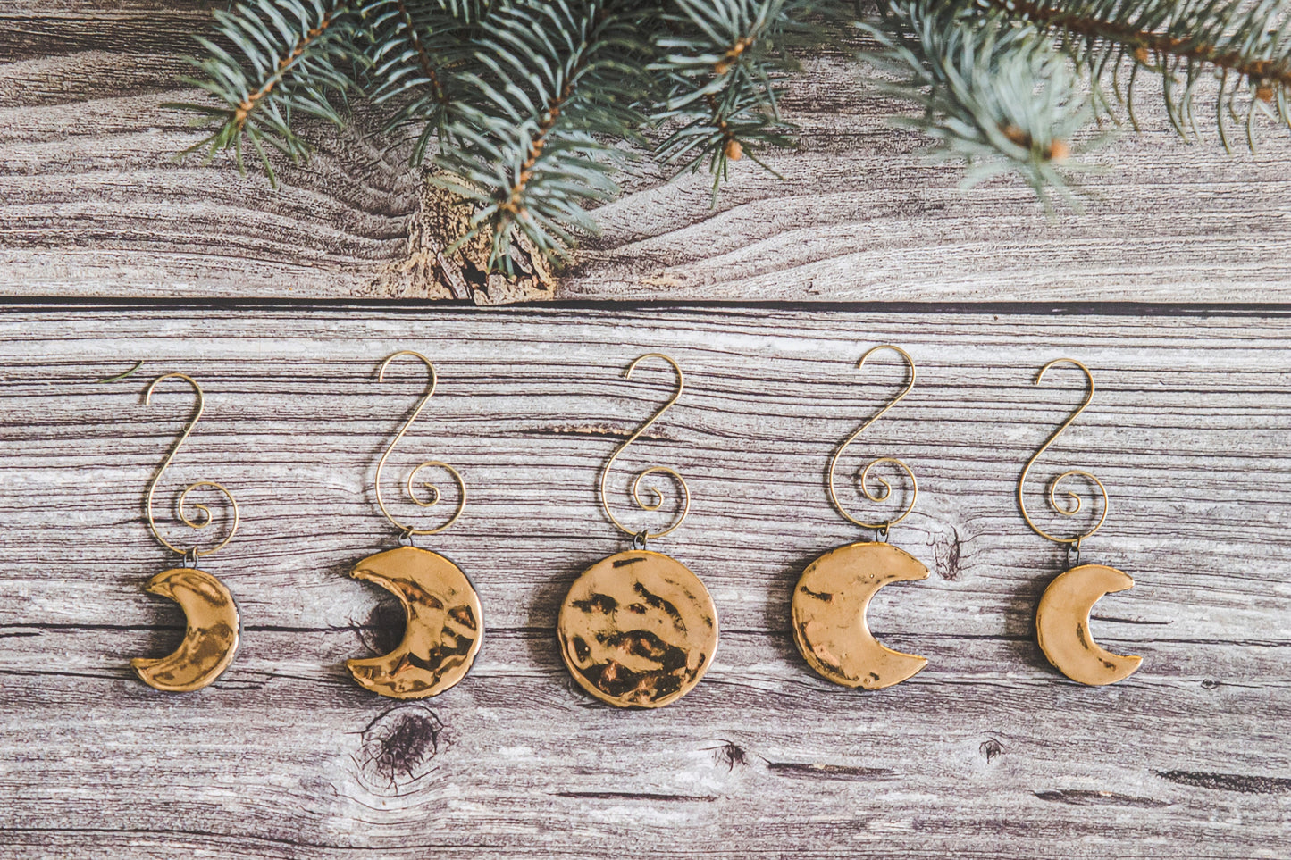 Paauksuotas keraminis mėnulio fazių kalėdinių papuošalų rinkinys iš penkių – pilnatis, jaunas mėnulis, senas mėnulis, mėnulio kalėdinės dekoracijos dovana