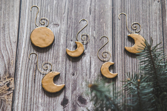 Paauksuotas keraminis mėnulio fazių kalėdinių papuošalų rinkinys iš penkių – pilnatis, jaunas mėnulis, senas mėnulis, mėnulio kalėdinės dekoracijos dovana