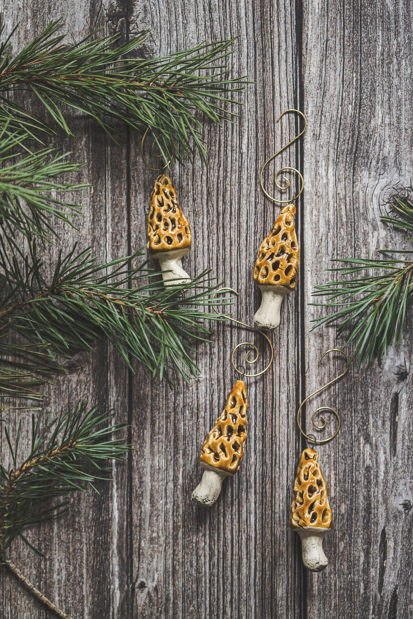 Senovinių kalėdinių papuošalų toksiškų grybų rinkinys – Gyromitra fungi keramikos eglutės papuošalai – netikri morkai
