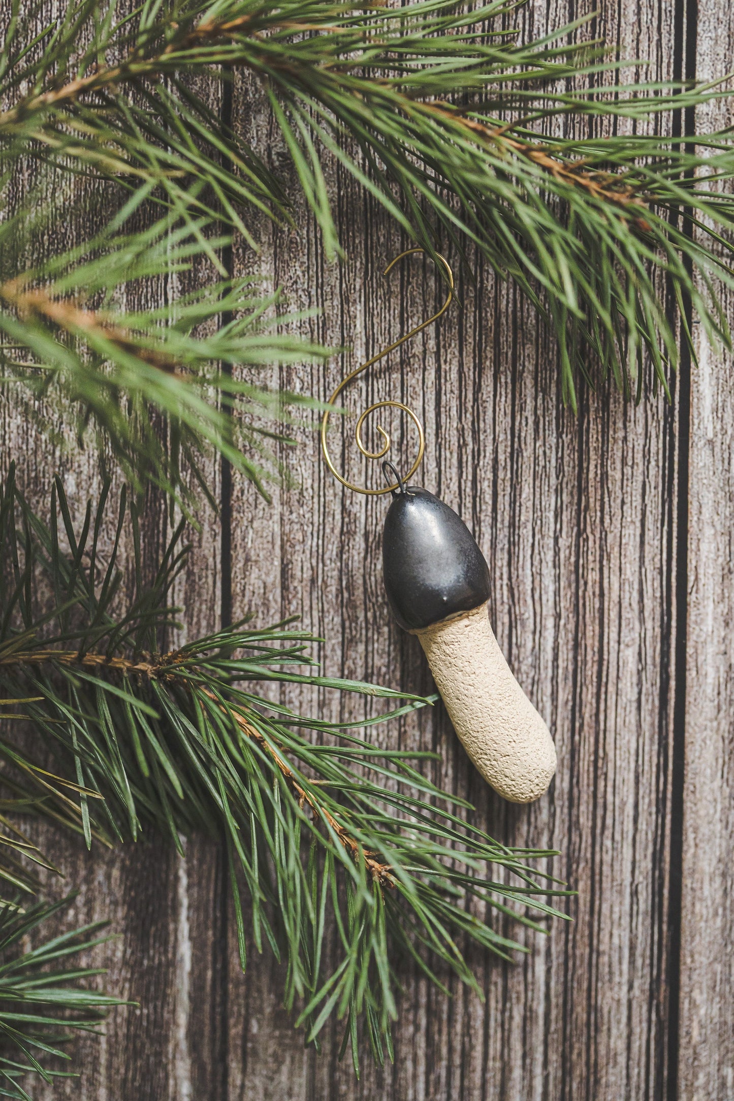 Kalėdinis dvokiančio grybo papuošalas - Phallus impudicus grybų eglutės puošmena - Keraminių grybų Kalėdų dovana