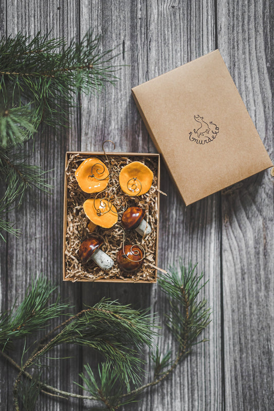 Kalėdų dovanų vintažinių papuošalų rinkinys iš voveraičių ir baravykų - Penny bandelė ir auksinė voveraitė Kalėdų puošmena