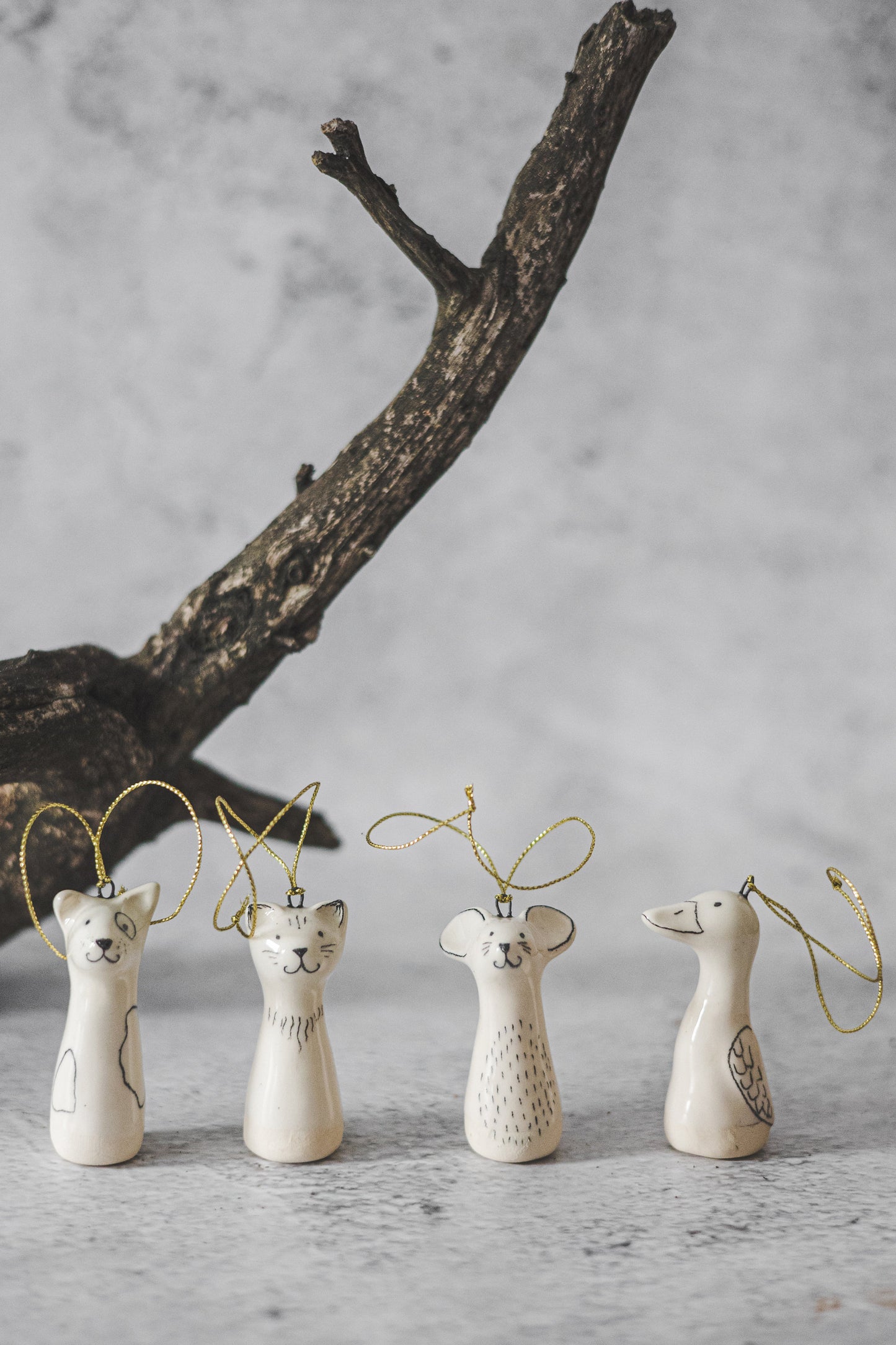 Balta keraminė šuns skulptūra Kalėdų papuošalas - Rankomis pieštas kolekcinis skalikas Kalėdų eglutės papuošimas - Kalėdų dovana