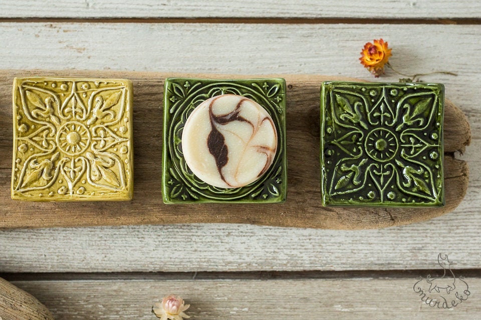 Green draining soap dish - Square ceramic soap holder with drain - Sponge holder with flower ornament