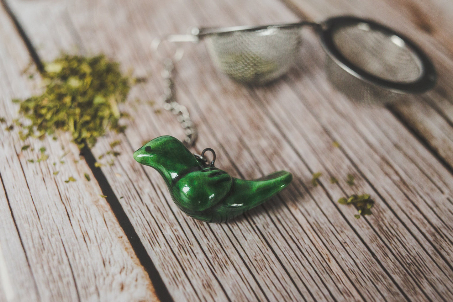 Loose leaf tea strainer with green ceramic bird - Tea infuser with bird charm - Herbal tea steeper - Christmas gift