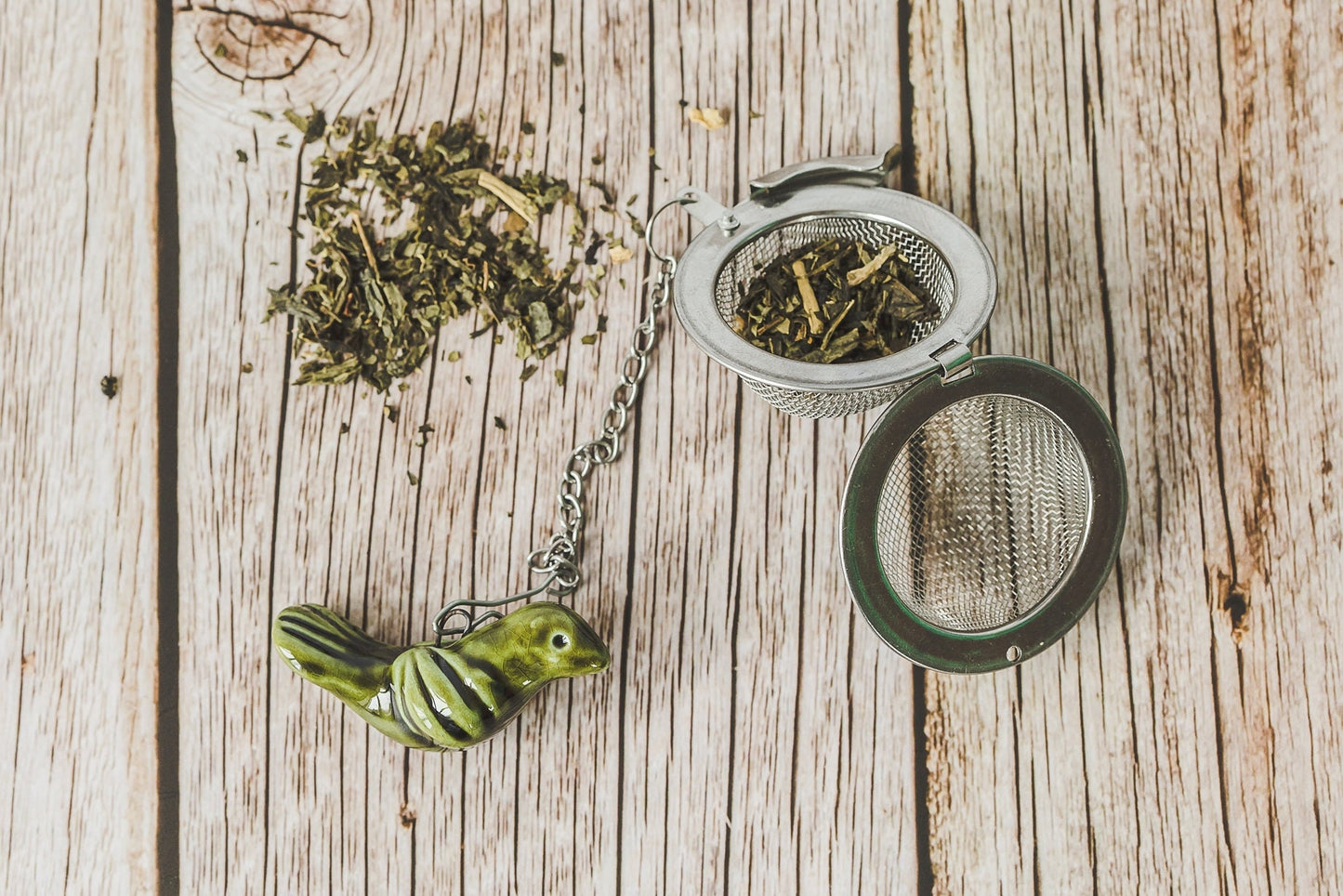 Tea infuser with green bird - Loose leaf tea strainer - Tea steeper with ceramic charm - Tea lover gift