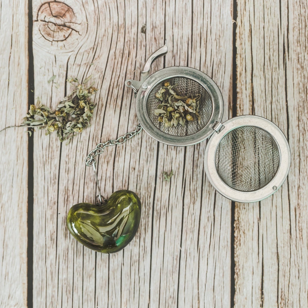 Loose leaf tea infuser with moss green heart - Loose tea strainer with ceramic heart - Herbal tea ball infuser with charm