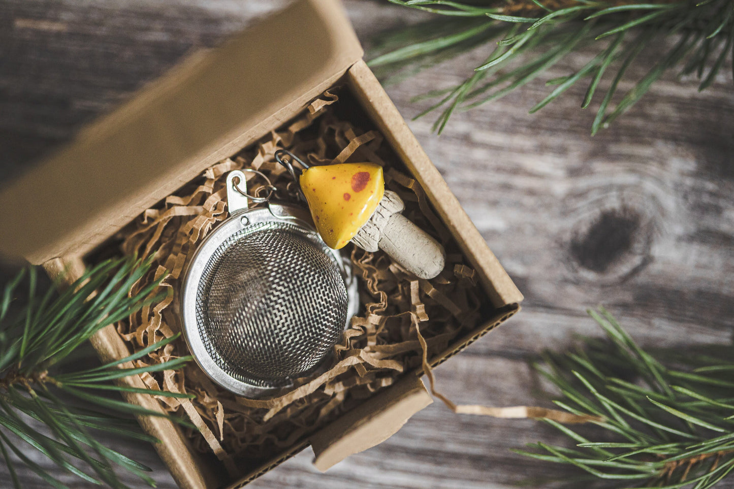 Loose leaf tea strainer with yellow dotted mushroom - Tea infuser with ceramic mushroom - Herbal tea steeper with fungi charm