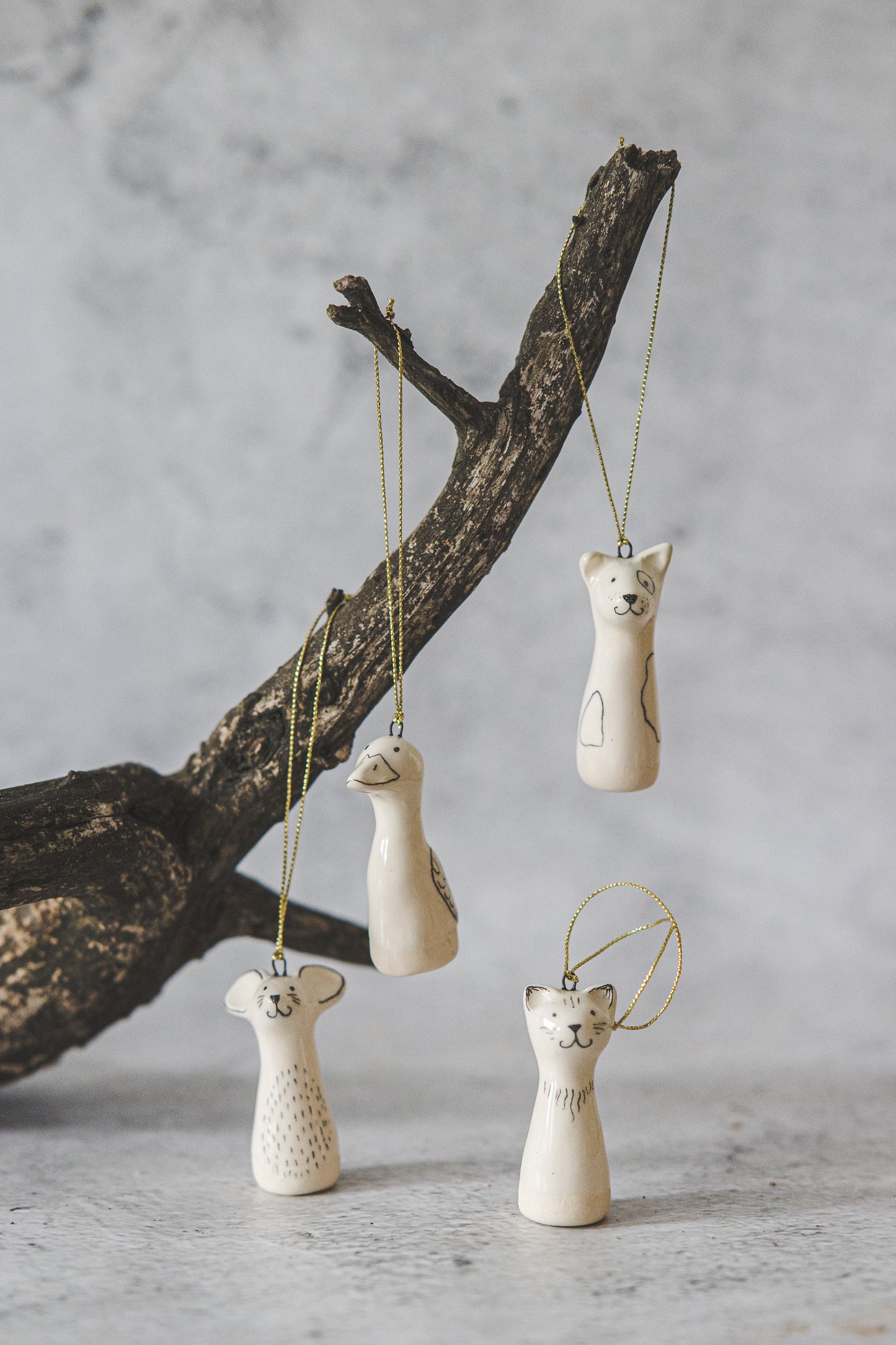 Besišypsančios pelės keraminė skulptūra Kalėdų papuošalas - Rankomis pieštas kolekcinis baltos pelės Kalėdų eglutės papuošimas - Kalėdų dovana